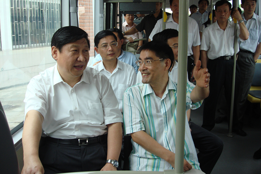 2007年國(guó)家主席習(xí)近平（時(shí)任上海市市委書(shū)記）試乘申龍汽車(chē)首輛氫燃料電池公交車(chē)，并在試乘后給予了高度評(píng)價(jià)
