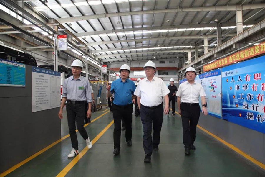 2021年6月7日山東省菏澤市人大常委會(huì)主任、黨組書(shū)記尹玉明、菏澤市政府副市長(zhǎng)曹升靈等一行蒞臨上海申龍考察調(diào)研