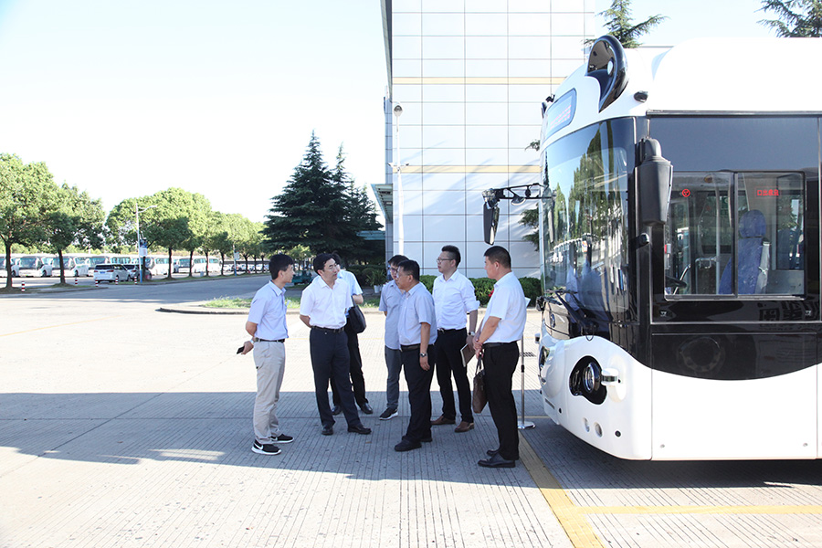 2021年江蘇如皋政府考察團(tuán)參觀(guān)調(diào)研申龍汽車(chē)
